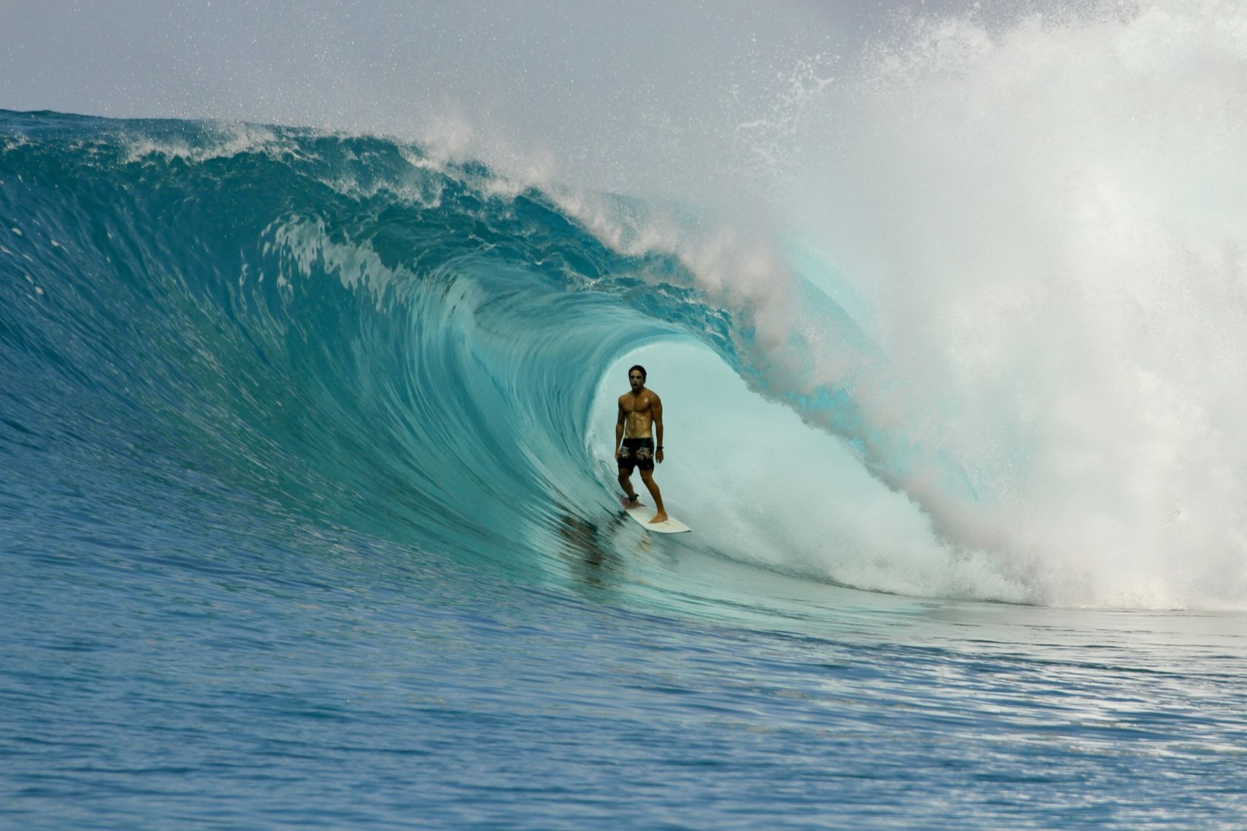 Raphael Castro surfing